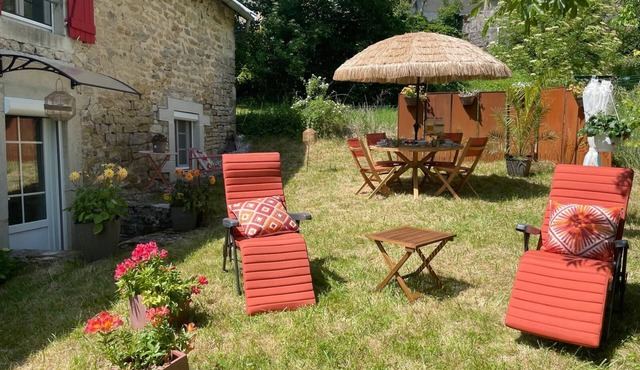 On the edge of the Jura Lakes, a spacious home with a spa and a pétanque court