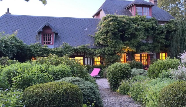Pays d'Auge, charming family home, very quiet, swimming pool, 20 mns Deauville.