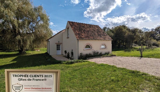 Peaceful cottage in Sologne with garden and private parking
