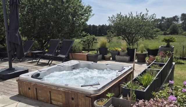 Peaceful house with jacuzzi, large garden and Breton charm
