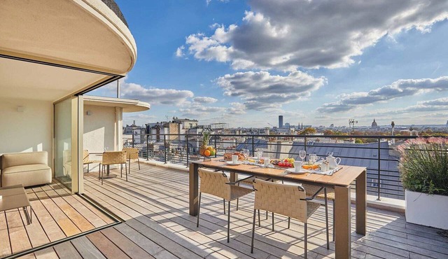 Penthouse with view of the Eiffel Tower-Faubourg