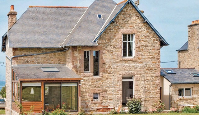Pet friendly home in Tredrez-Locquemeau