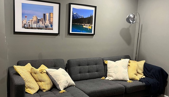 Pet Friendly - Spacious 2 Bedroom Suite with Fire Pit/Fenced Yard in Calgary