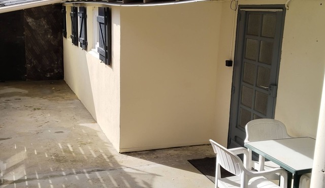 Petite Maison de 25 m Carré au Calme, Paisible. Derrière Cour des Propriétaires
