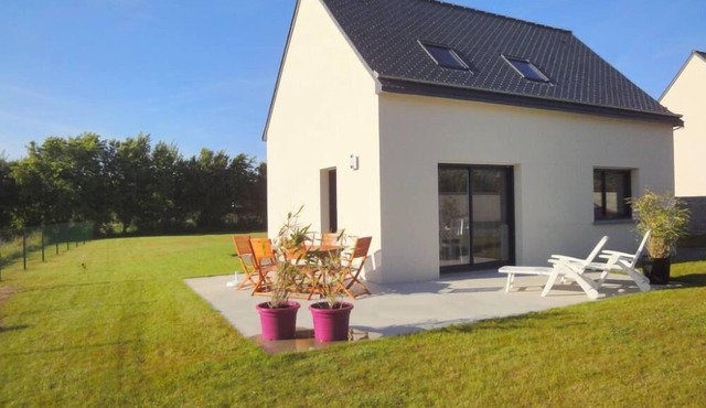 Pleasant new bright house, enclosed garden, close to the sea, trails, wifi