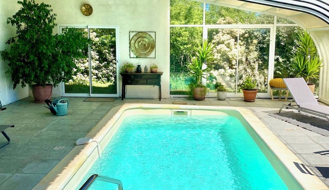 Pleasant, quiet, single-storey house with swimming pool in village.