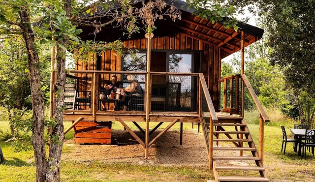PREMIUM 2-Bedroom Lodge Cabin - Air Conditioning, Refrigerator, TV, BBQ, Cleaning Service*, Sheets, Bath Towels - 40 m² with a 13 m² covered terrace - Sleeps 4 to 5 people - 4 people