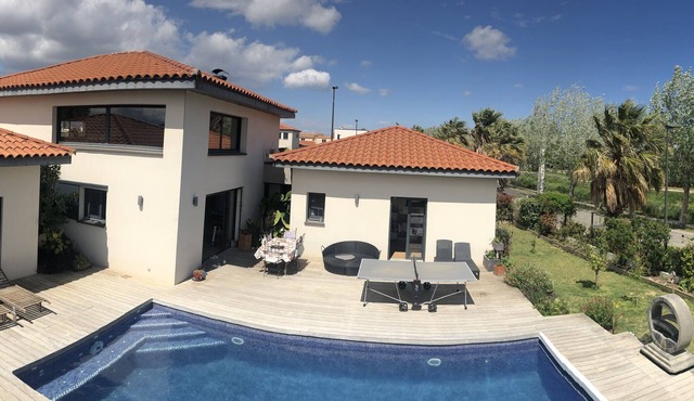 Prestigious contemporary villa with large swimming pool and shaded terrace