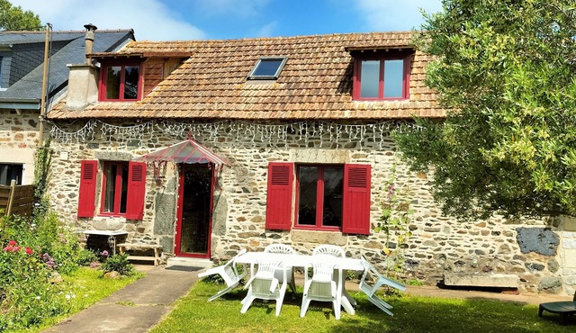 Pretty longère with enclosed garden, 3 *. Ajoncs d'Or beaches and golf nearby.