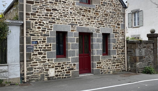 Pretty town house ideally located 5 minutes' walk from the station.