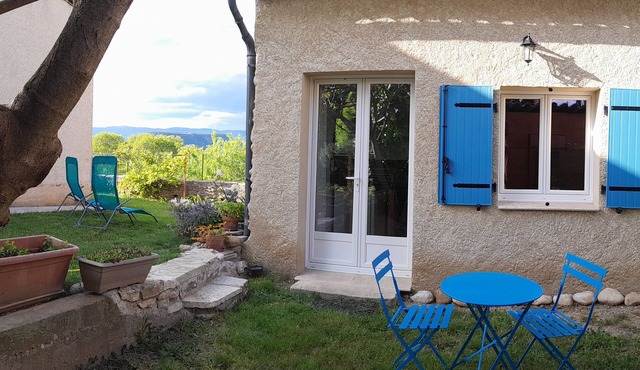 Private studio apartment (garden, TV, Wi-Fi)