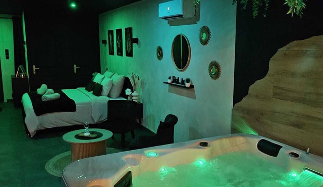 Private Suite with Jacuzzi and Cocooning Atmosphere for a Relaxing Stay
