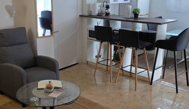 Quiet 2-bedroom apartment with a pool and optional shared private garden