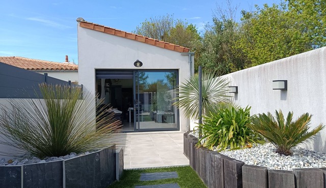 Quiet cocoon 1★ with private terrace - at the gateway to La Rochelle & Île de Ré