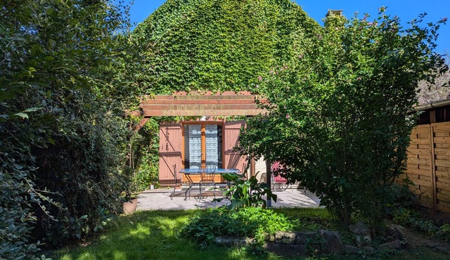 Quiet cottage with private garden near forest & Loire