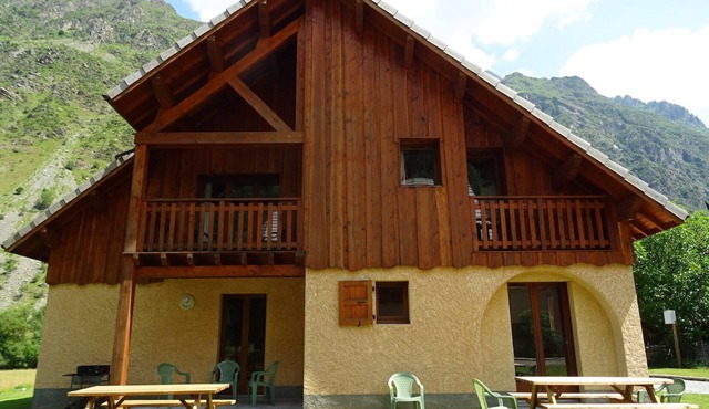 Quiet chalet, all comfort, with covered heated swimming pool and Whirlpool Spa