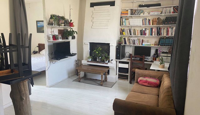Quiet studio overlooking the garden. Pets at no extra charge