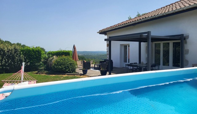 Quiet Landes family home with swimming pool.