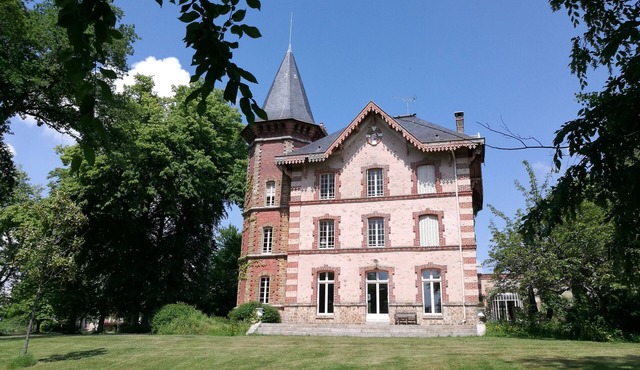 Quiet Mimosa guest room in a 19th-century manor house with 5-hectare park