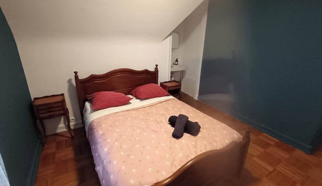 Quiet, peaceful neighbourhood, close to all amenities