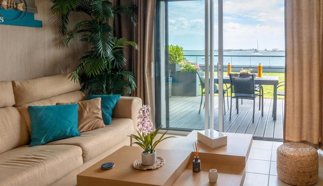 RÉF 231 - PORT-LOUIS appartement type 2 pleine vue Petite Mer avec terrasse, parking et garage dans résidence récente