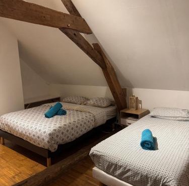 "Rêves de Gamins", Chambre de droite, 4 couchages dans gîte de campagne "La Camusière", proche du Pôle Européen et du circuit des 24h