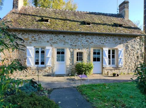 "Rêves de Gamins" Chambre de gauche, 4 couchages dans gîte de campagne "La Camusière", proche du Pôle Européen et du circuit des 24h