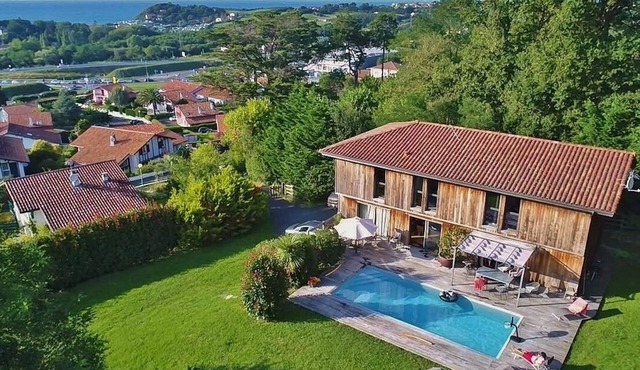 Red cedar villa with stuning views at the ocean and mountains