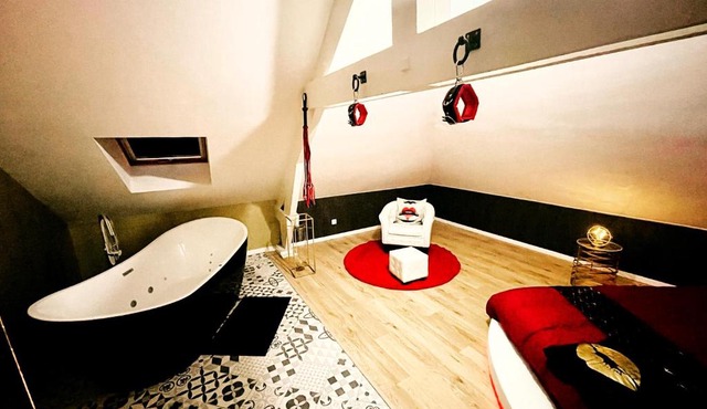 Redroom Loveroom Chambre Spa privative Insolite Thème 50 nuances de grey