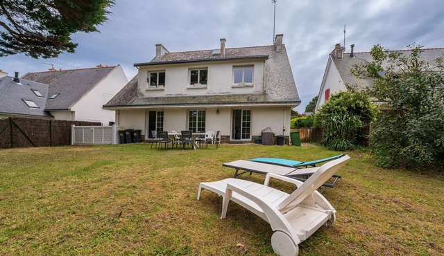 Renovated Apartment with Private Garden, 150m from Saint-Colomban Beach