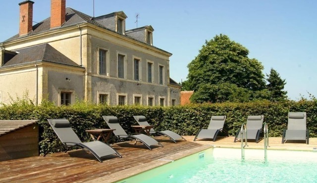 Renovated period house with pool and spa in Cérilly
