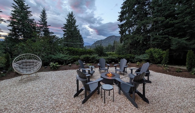 Renovated Shuswap Lake Family Retreat | Walk to Lake | Private in Blind Bay