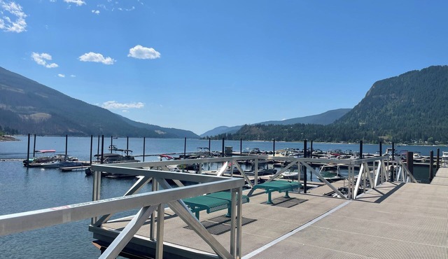 Retreat on Mara Lake. 3 bedroom, 2 bathroom condo with BOAT SLIP and Pool in Sicamous