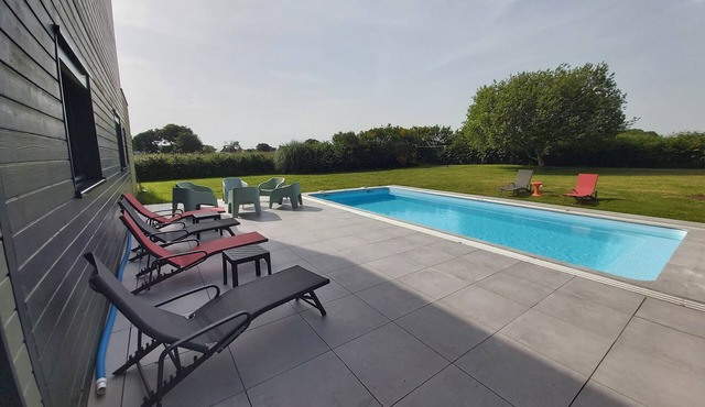 Riantec, modern house, 4 bedrooms, land 2500 m², heated and covered swimming pool 9x4