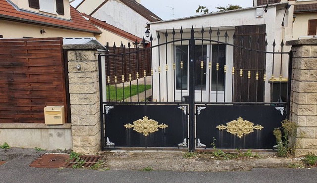 Roisséen house between Paris and Disneyland