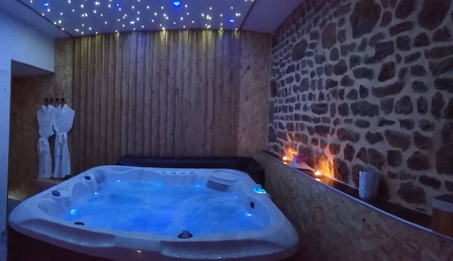 Romantic suite and Jacuzzi Le Ptit Spa de l'Abbaye