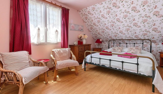 Rose Briéronne Guest Room 3p – Upstairs, Shared Terrace & Garden, Wi-Fi