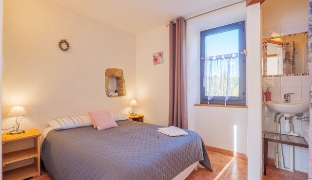 “Rosée” Guest Room with Shared Terrace, Communal Garden, and Wi-Fi