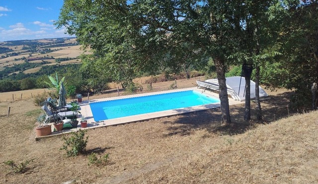 Rural gîte for 2 people in the countryside with private covered swimming pool.