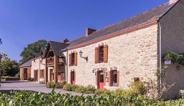 Rustic Retreat: Cozy 1-Bedroom with Private Bath, Fireplace & Breakfast