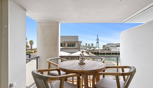 Scenic Beachside 3-bedroom with Water Views in Port Melbourne