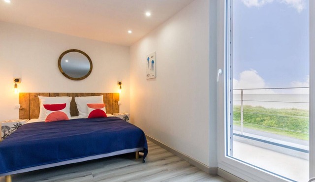 Seaside house in Saint-Marcouf with balcony, internet and parking