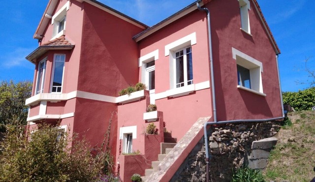 Seaside house, walking distance to the beach, sea view.