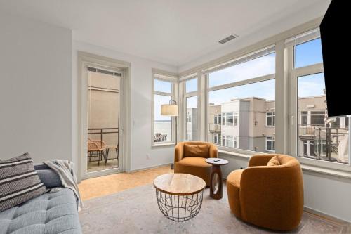 Seattle Waterfront Condo, Free Parking, Gym, Hot Tub, Steps to Pike Place in Seattle