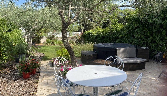 Self-contained apartment in the heart of the garrigues. Spa garden. pets allowed