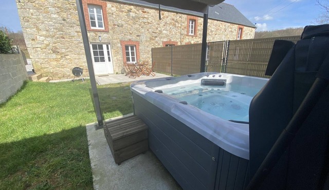 Semi-detached house with private spa, pets welcome, near Cotentin