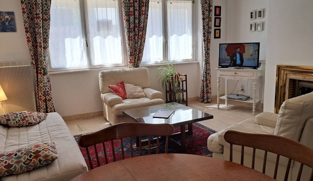 Single-storey apartment near port and shops