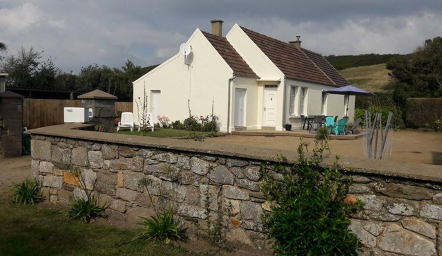 Single-Storey House with Garden near Beach – Sleeps 4, WiFi, Parking