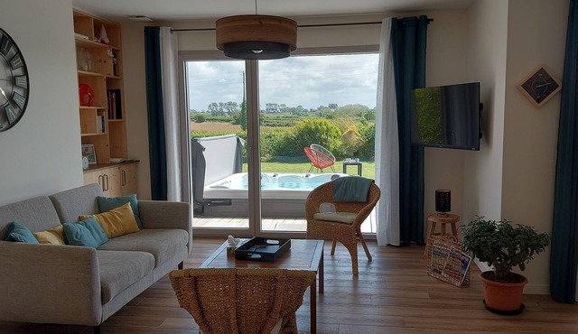 Single storey house with jacuzzi near the beach Wooden frame, 4 stars