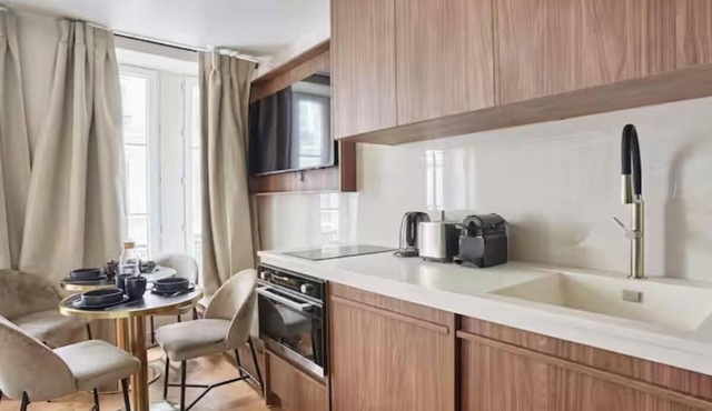 SITUATED IN A LIVELY AND AUTHENTIC PARISIAN NEIGHBORHOOD – LE MARAIS